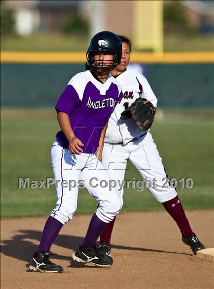 Thumbnail 2 in Reagan vs Angleton (Region III-4A Area Playoffs - Game 2) photogallery.