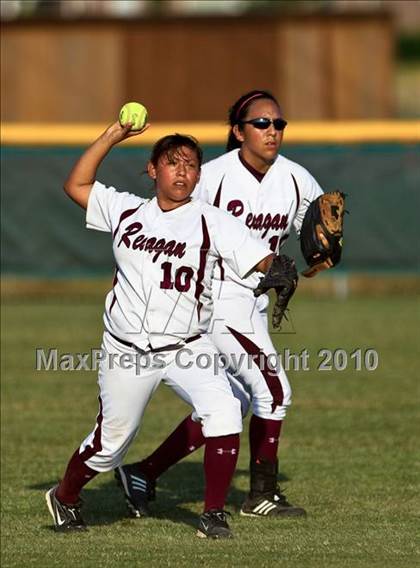 Thumbnail 3 in Reagan vs Angleton (Region III-4A Area Playoffs - Game 2) photogallery.