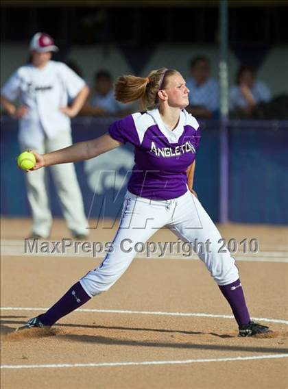 Thumbnail 3 in Reagan vs Angleton (Region III-4A Area Playoffs - Game 2) photogallery.