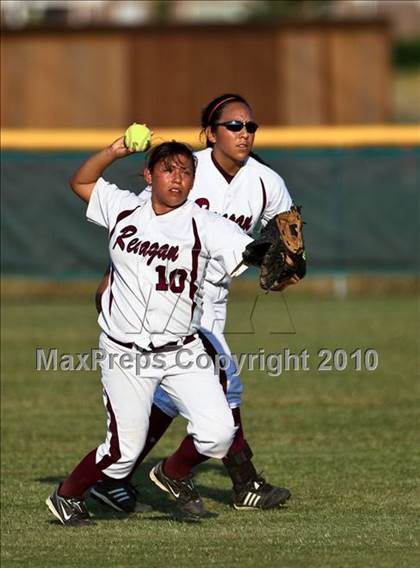 Thumbnail 2 in Reagan vs Angleton (Region III-4A Area Playoffs - Game 2) photogallery.