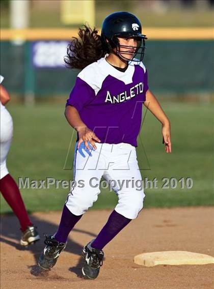Thumbnail 2 in Reagan vs Angleton (Region III-4A Area Playoffs - Game 2) photogallery.