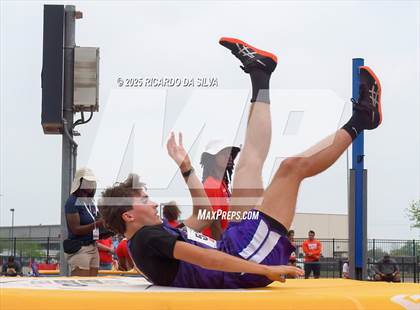 Thumbnail 3 in UIL 6A Track Region III Final (High Jump) photogallery.
