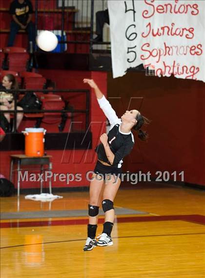 Thumbnail 1 in Levelland Varsity vs. Lubbock High photogallery.