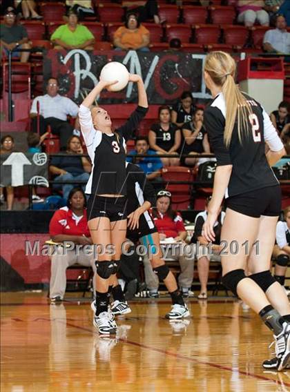 Thumbnail 3 in Levelland Varsity vs. Lubbock High photogallery.