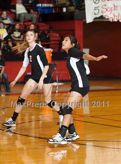 Thumbnail 2 in Levelland Varsity vs. Lubbock High photogallery.