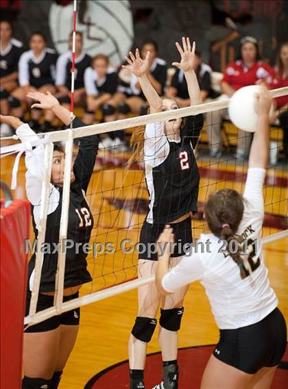 Thumbnail 2 in Levelland Varsity vs. Lubbock High photogallery.
