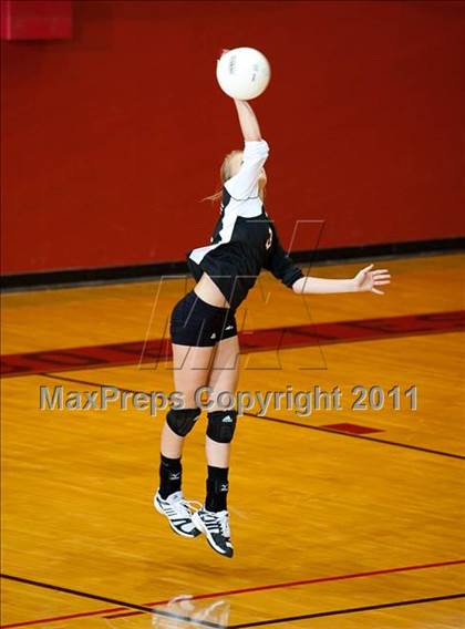 Thumbnail 2 in Levelland Varsity vs. Lubbock High photogallery.