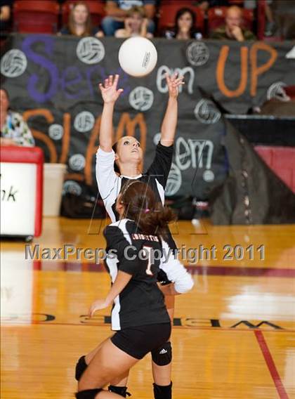Thumbnail 1 in Levelland Varsity vs. Lubbock High photogallery.