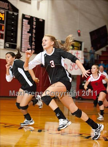 Thumbnail 1 in Levelland Varsity vs. Lubbock High photogallery.