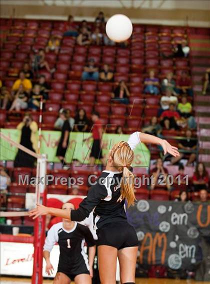 Thumbnail 2 in Levelland Varsity vs. Lubbock High photogallery.