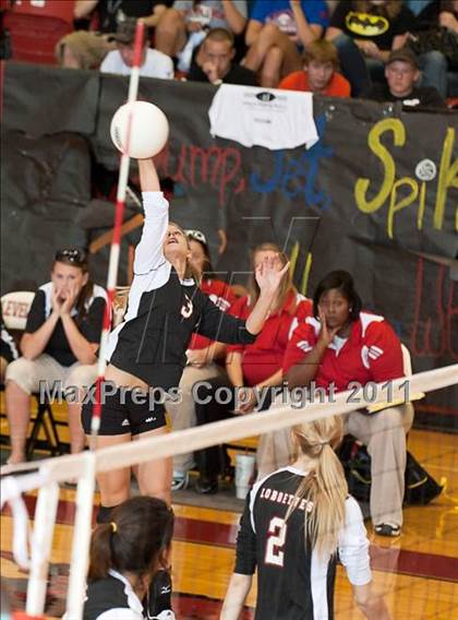 Thumbnail 3 in Levelland Varsity vs. Lubbock High photogallery.