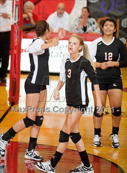 Thumbnail 2 in Levelland Varsity vs. Lubbock High photogallery.