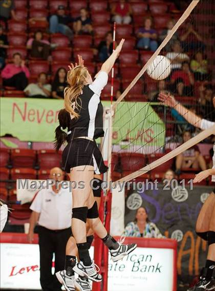 Thumbnail 2 in Levelland Varsity vs. Lubbock High photogallery.