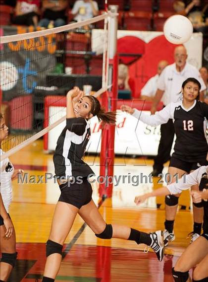 Thumbnail 1 in Levelland Varsity vs. Lubbock High photogallery.