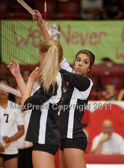 Thumbnail 1 in Levelland Varsity vs. Lubbock High photogallery.
