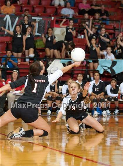 Thumbnail 1 in Levelland Varsity vs. Lubbock High photogallery.
