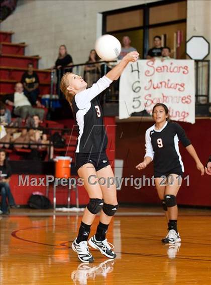 Thumbnail 2 in Levelland Varsity vs. Lubbock High photogallery.
