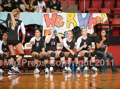 Thumbnail 2 in Levelland Varsity vs. Lubbock High photogallery.