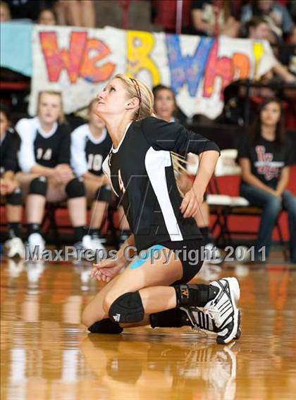 Thumbnail 2 in Levelland Varsity vs. Lubbock High photogallery.