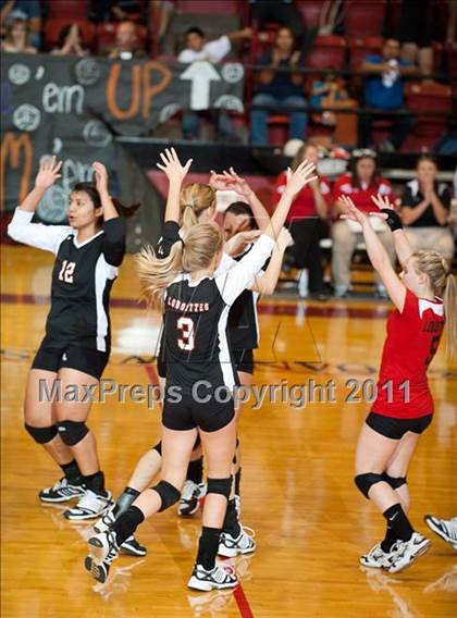Thumbnail 1 in Levelland Varsity vs. Lubbock High photogallery.