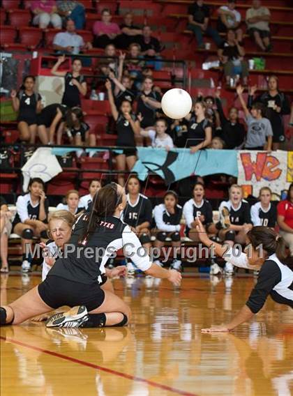 Thumbnail 2 in Levelland Varsity vs. Lubbock High photogallery.