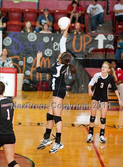 Thumbnail 3 in Levelland Varsity vs. Lubbock High photogallery.