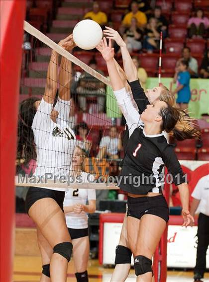 Thumbnail 2 in Levelland Varsity vs. Lubbock High photogallery.