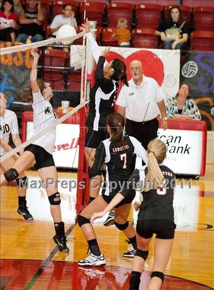 Thumbnail 2 in Levelland Varsity vs. Lubbock High photogallery.