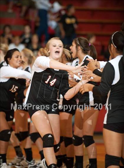 Thumbnail 3 in Levelland Varsity vs. Lubbock High photogallery.
