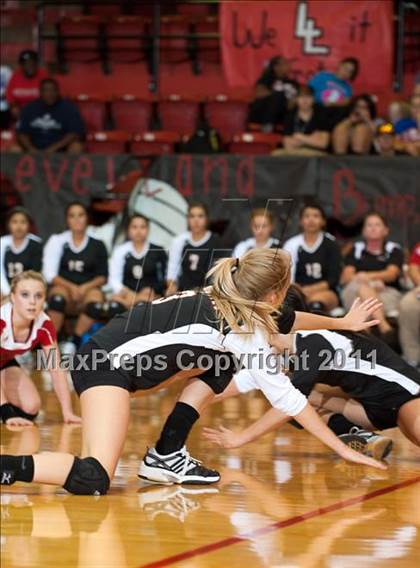 Thumbnail 3 in Levelland Varsity vs. Lubbock High photogallery.