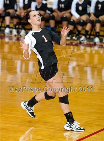 Thumbnail 2 in Levelland Varsity vs. Lubbock High photogallery.