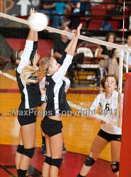 Thumbnail 1 in Levelland Varsity vs. Lubbock High photogallery.