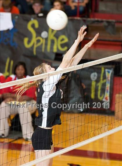 Thumbnail 1 in Levelland Varsity vs. Lubbock High photogallery.