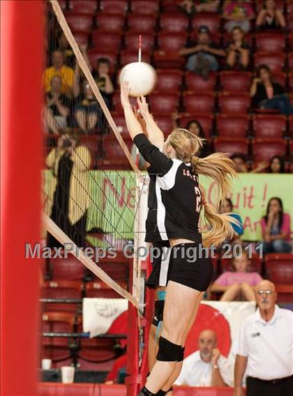 Thumbnail 3 in Levelland Varsity vs. Lubbock High photogallery.