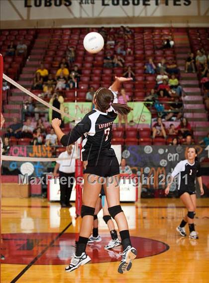 Thumbnail 1 in Levelland Varsity vs. Lubbock High photogallery.