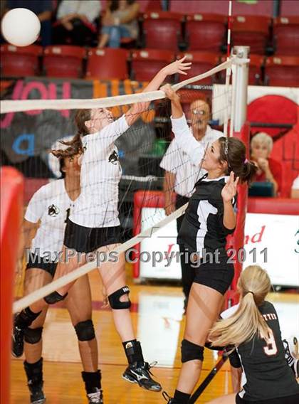 Thumbnail 1 in Levelland Varsity vs. Lubbock High photogallery.
