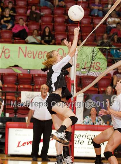 Thumbnail 3 in Levelland Varsity vs. Lubbock High photogallery.