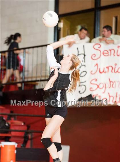 Thumbnail 3 in Levelland Varsity vs. Lubbock High photogallery.