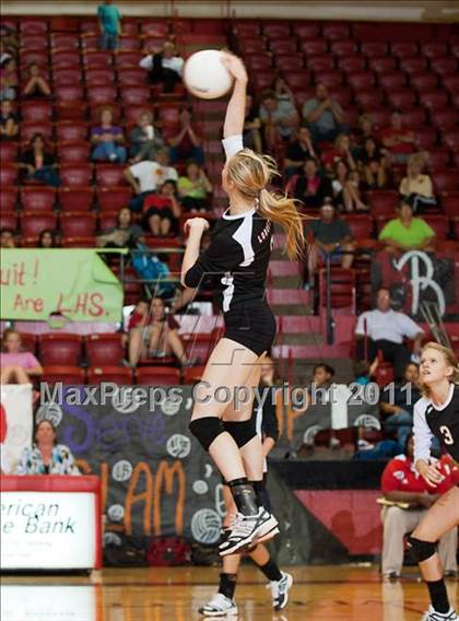 Thumbnail 1 in Levelland Varsity vs. Lubbock High photogallery.