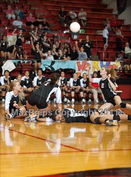 Thumbnail 1 in Levelland Varsity vs. Lubbock High photogallery.