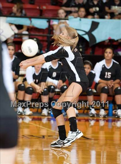 Thumbnail 3 in Levelland Varsity vs. Lubbock High photogallery.