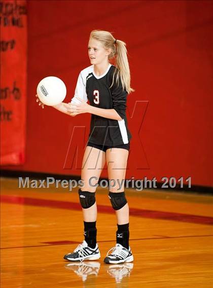 Thumbnail 2 in Levelland Varsity vs. Lubbock High photogallery.
