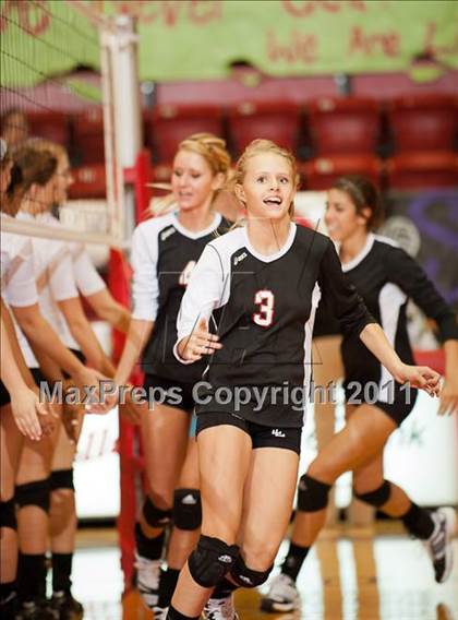 Thumbnail 1 in Levelland Varsity vs. Lubbock High photogallery.
