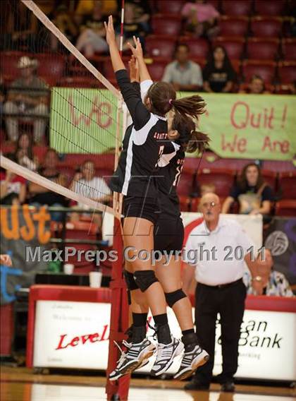 Thumbnail 2 in Levelland Varsity vs. Lubbock High photogallery.