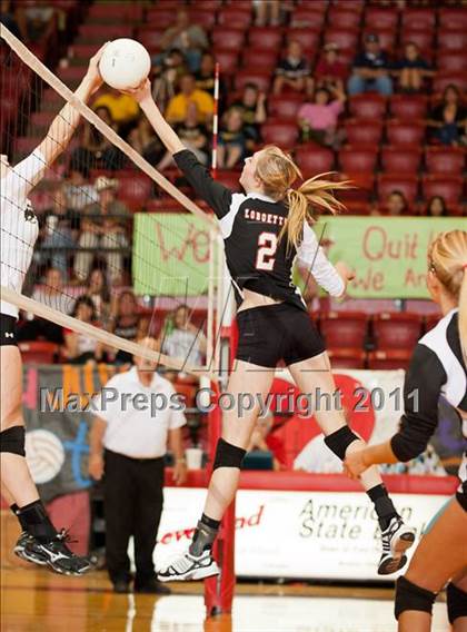 Thumbnail 2 in Levelland Varsity vs. Lubbock High photogallery.