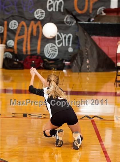 Thumbnail 3 in Levelland Varsity vs. Lubbock High photogallery.