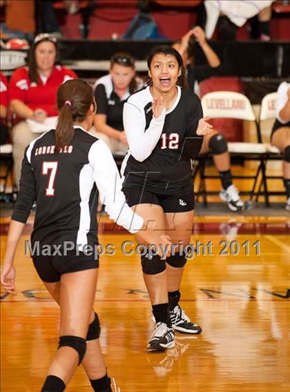 Thumbnail 2 in Levelland Varsity vs. Lubbock High photogallery.
