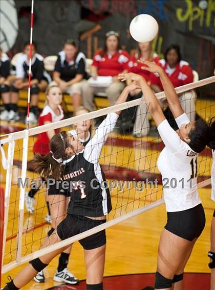 Thumbnail 1 in Levelland Varsity vs. Lubbock High photogallery.