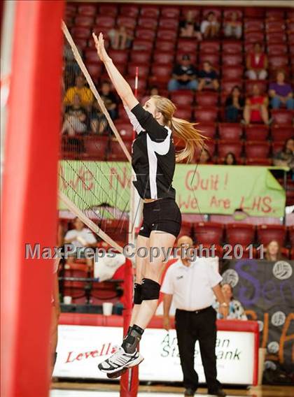 Thumbnail 3 in Levelland Varsity vs. Lubbock High photogallery.