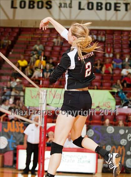 Thumbnail 2 in Levelland Varsity vs. Lubbock High photogallery.